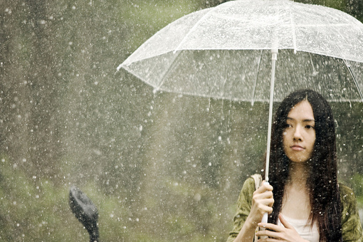 　唯美下雨天图片大全：下雨天我们的故事