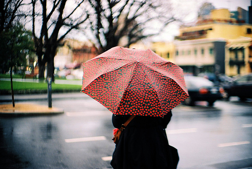 　唯美下雨天图片大全：下雨天我们的故事
