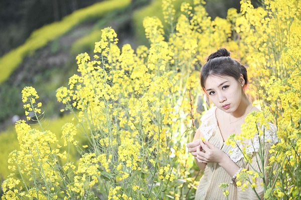 　油菜花：青春是挽不回的水，转眼消失在指尖